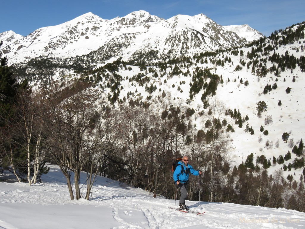 Lea subiendo a l'Estanyó, detrás el Pic de Font Blanca