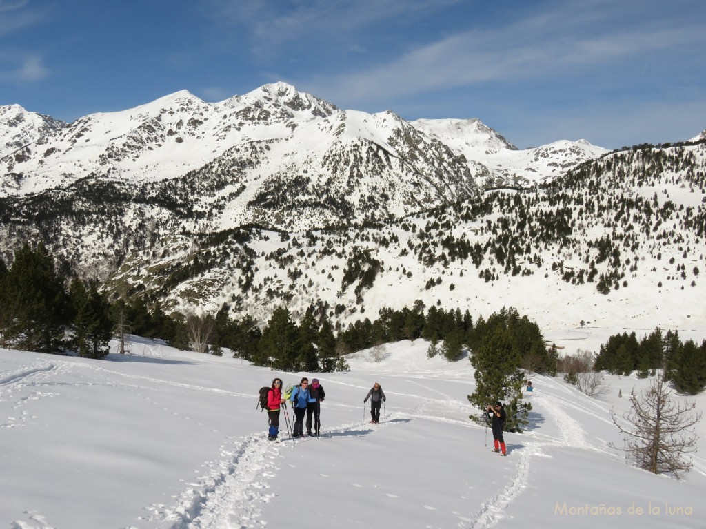 Subiendo a l'Estanyó, arriba el Pic de La Font Blanca el más alto