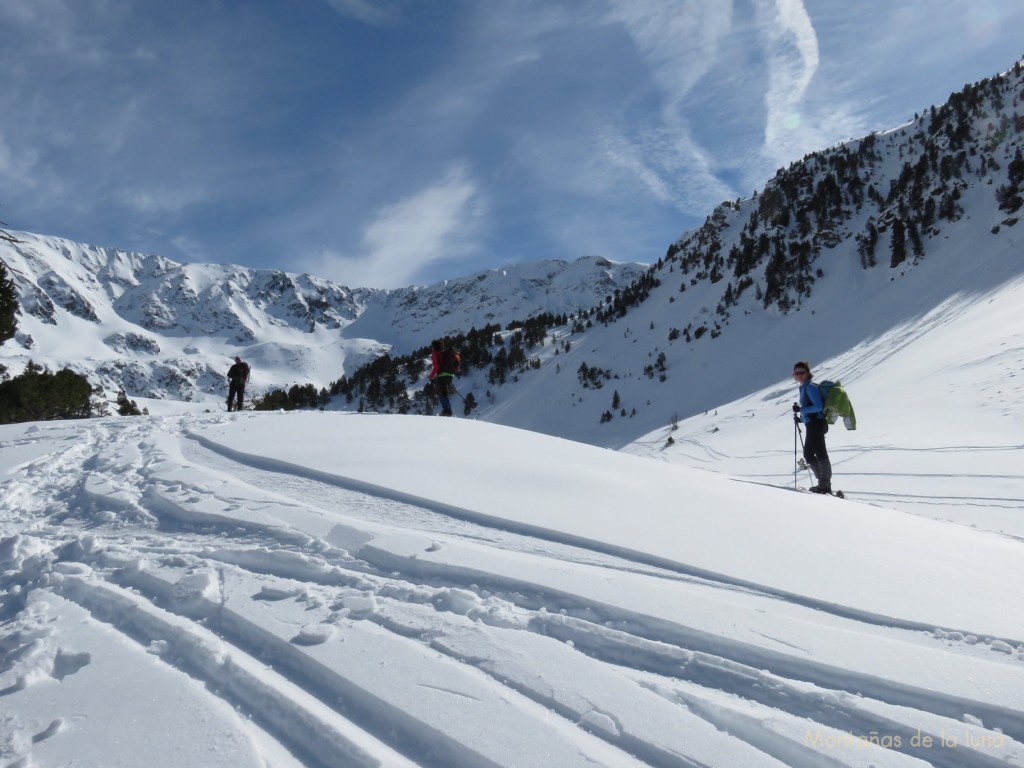 A la derecha Nuria subiendo a l'Estanyó