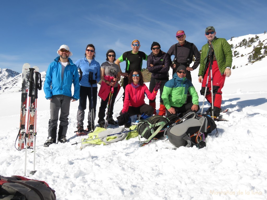 De izquierda a derecha: Lea, Nuria, Fina, Toni, Juani, Dani, Jordi, Josep y Joaquín en l'Estanyó