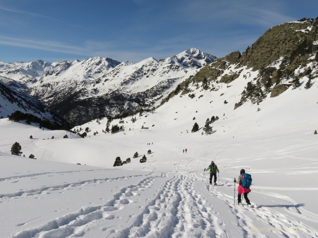 Fina y Josep bajando a la Vall de Sorteny, arriba el Pic de La Font Blanca