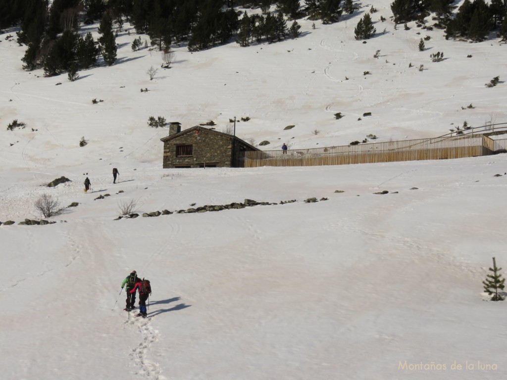 Josep y Juani llegando al Refugio de Sorteny, 1.965 mts.