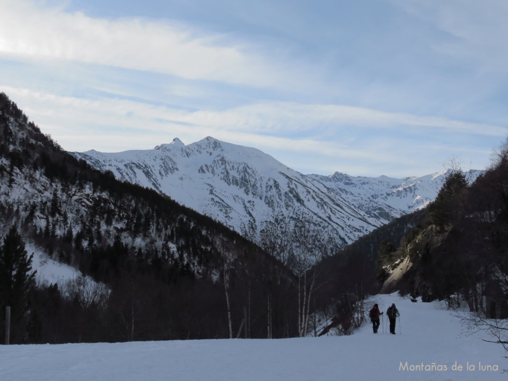 Bajando por la pista de la Vall de Sorteny, el Pic de l'Hortell delante