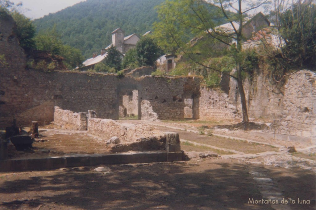 Fábricas de Orbaiceta. Ruinas de las antiguas fábricas