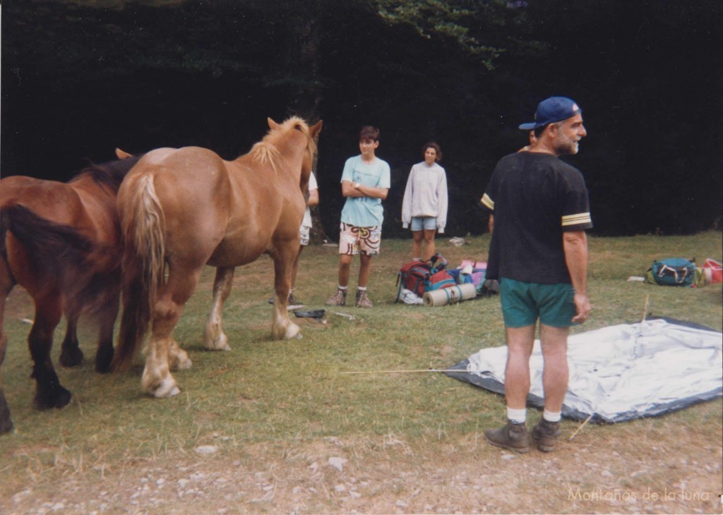 Campamento junto al Río Egurgoa o Urrio. De derecha a izquierda, Alfonso Lorenzo, Paloma, Matias