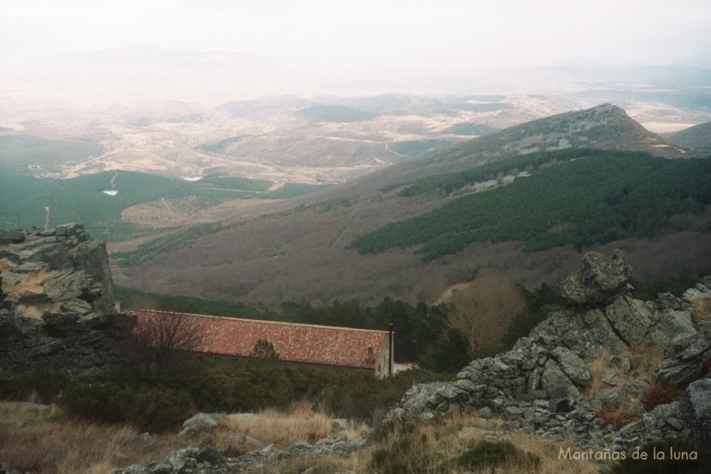 Abajo el Santuario de Nuestra Señora del Moncayo