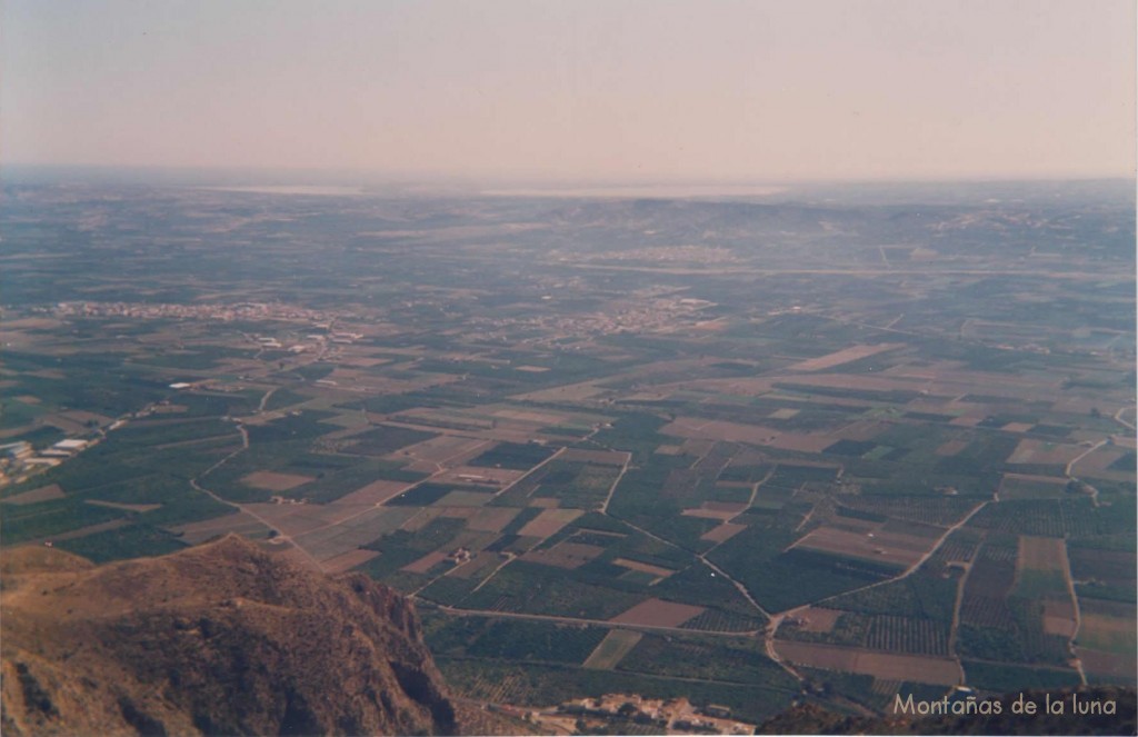 Desde el Alto del Águila otras vistas a la Vega Baja: A la izquierda Rafal y detrás la Laguna de La Mata, en el centro San Bartolomé y Benejúzar detrás de éste, entre ambos se aprecia el curso del Río Segura después de su encauzamiento, detrás la Laguna de Torrevieja