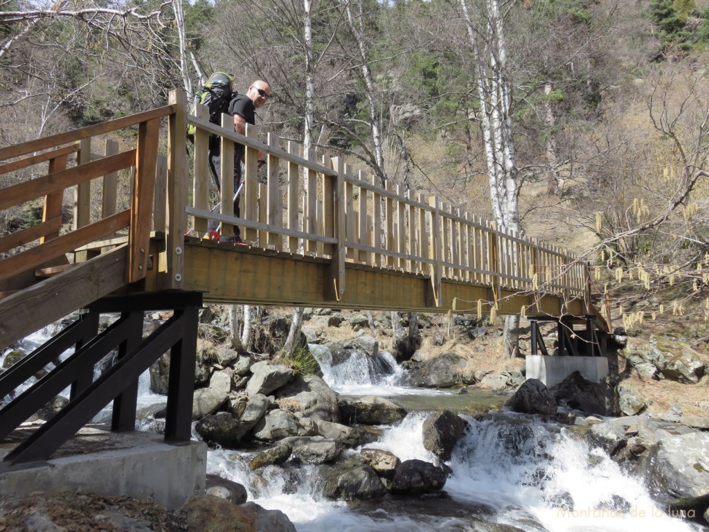 Josep en el puente del Río de Pedrosa