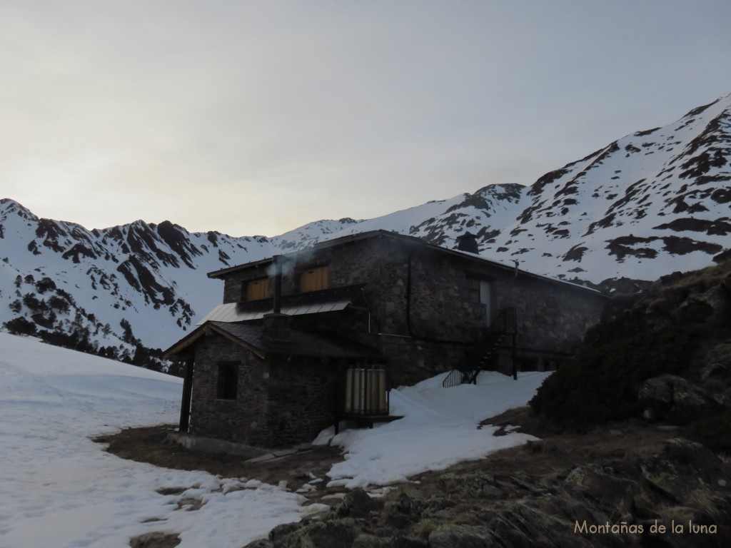 Atardece en el Refugio de Comapedrosa, 2.267 mts.