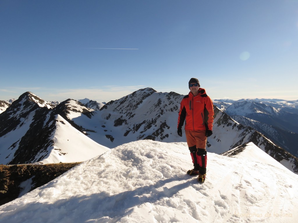 Joaquín en la cima del Pic de Sanfonts, 2.883 mts., detrás el Pic de Comapedrosa