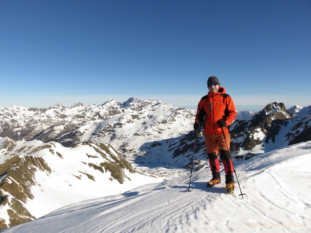 Joaquín en la otra cima del Pic de Sanfonts, 2.885 mts., al fondo el macizo de la Pica d'Estats