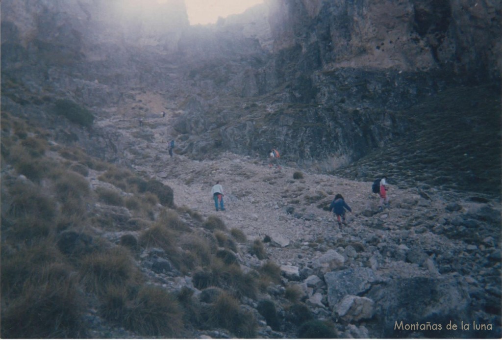 Entrando al cuello del Embudo por el barranco que baja de él