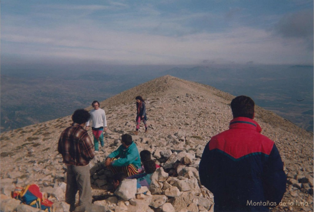 Cima de La Sagra, 2.383 mts. De frente llegando, Cándido y Cristina, de espaldas mirando a los que llegan: Paco, César y a la derecha Pepe Díaz