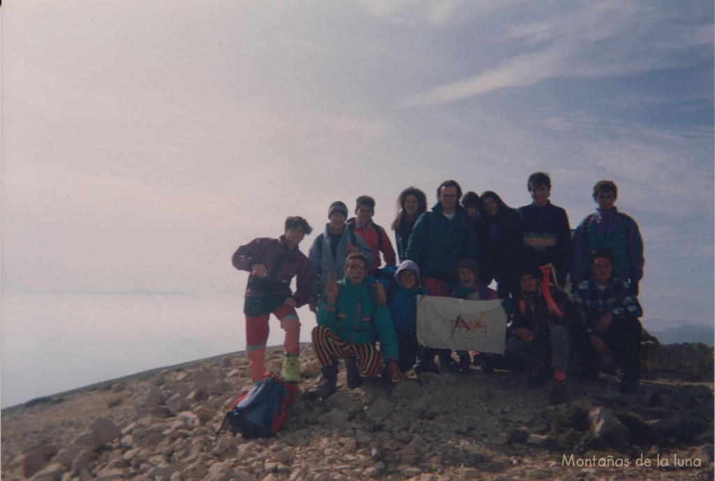 Cima de La Sagra, 2.383 mts. De izquierda a derecha y de arriba a abajo: Edu, Víctor Berná, César, Ballester, Manolo Cano, Cristina, Cándido, Lola, Esther, Joaquín, Paco, Manolo Hurtado y Pepe Díaz. Al fondo izquierda, Sierra Nevada