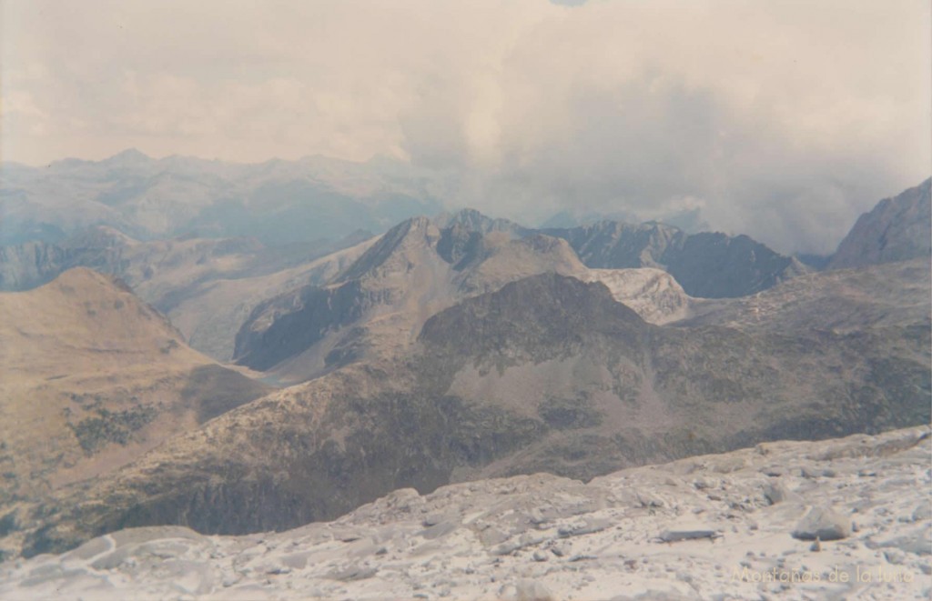 Vistas al Pirineo del Valle de Arán y francés, abajo el Valle de Barrancs y sobre éste en el centro el Pic de Aigualluts