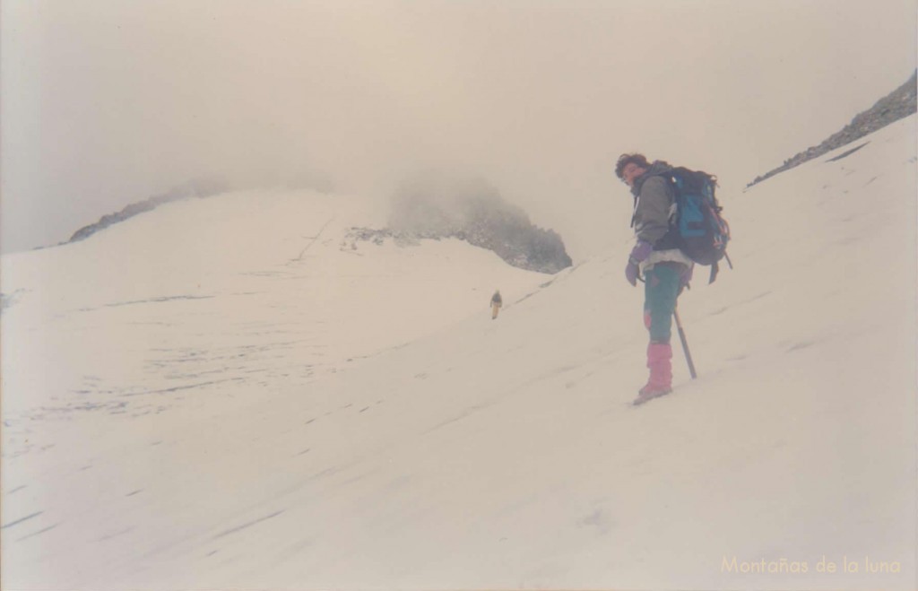 Manolo Cano en el Glaciar del Aneto con dicho pico cubierto detrás