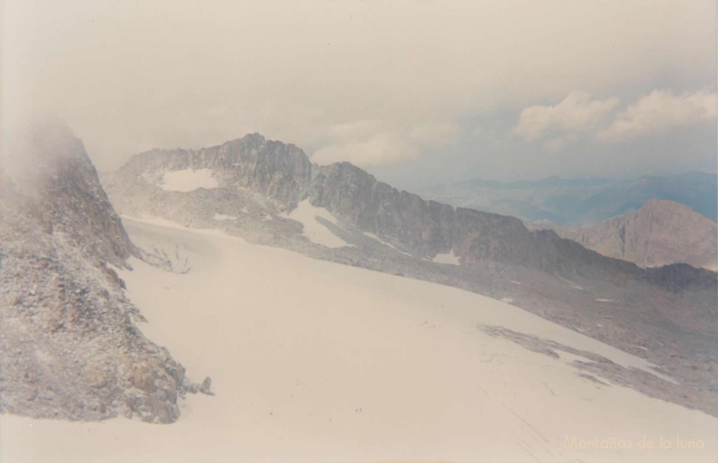 Abajo el Glaciar del Aneto, delante La Maladeta con la cresta de Los Portillones a su derecha, detrás a la derecha el Salvaguardia