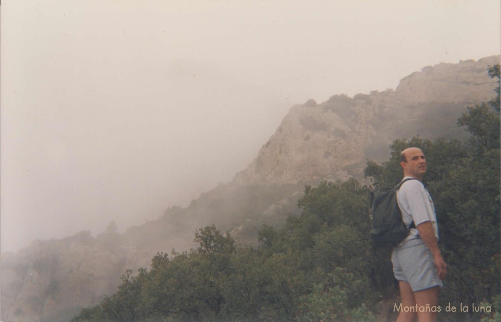 Subiendo a la cima del Cabeçó d'Or, dicha cima oculta entre las nubes. Delante Paco Sánchez