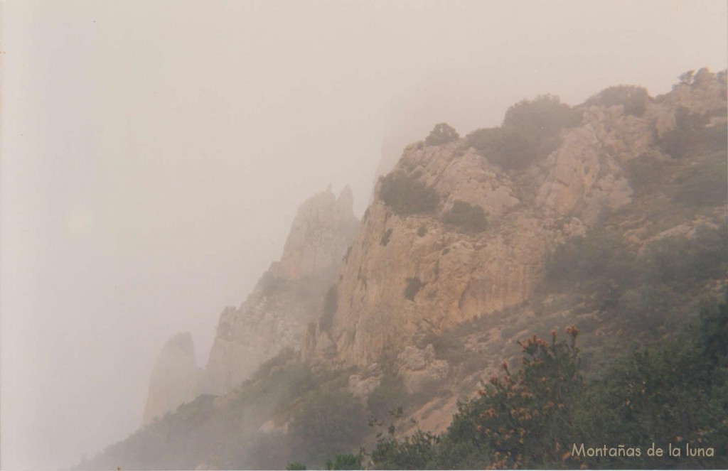 Paredes oeste y cima del Cabeçó d'Or oculta entre las nubes