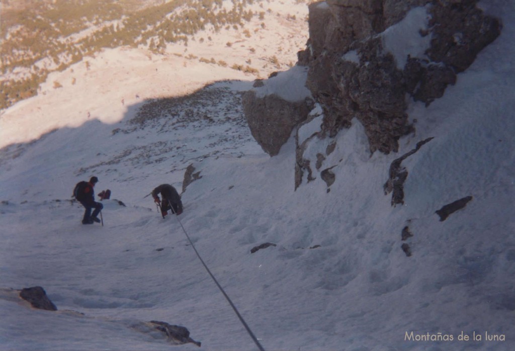 Jesús Andújar bajando al otro extremo de la cuerda