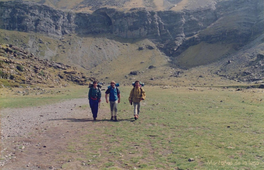 Joaquín, Paco y Jesús dejando atrás el Circo de Soaso, y el lugar de las Clavijas de Soaso junto a la cueva del centro