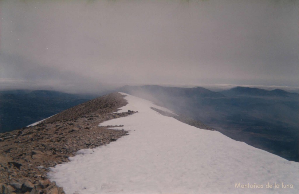 Viento y nubes en la cima de La Sagra. Al fondo en el centro la Sierra de Taibilla, a la derecha El Revolcadores