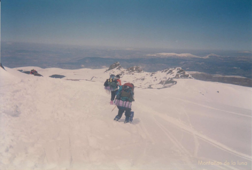 Llegando a la Hoya de La Mora con la Virgen de Las Nieves delante