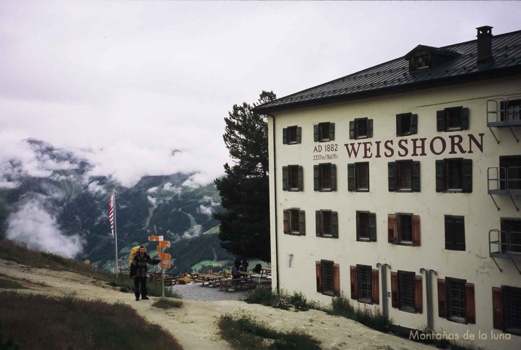 Joaquín junto al Hotel Weisshorn