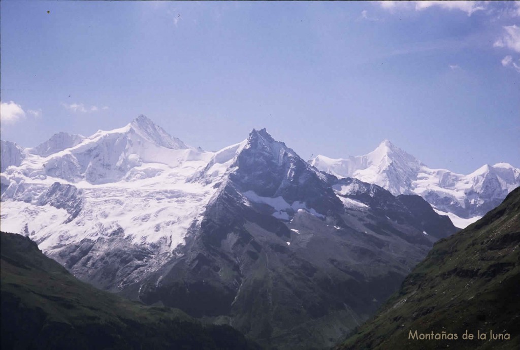 A la izquierda el Zinalrothorn, bajo éste el Glaciar Moming, delante en el centro Besso y al fondo derecha Ober Gabelhorn desde el Col de Sorebois, 2.835 mts.