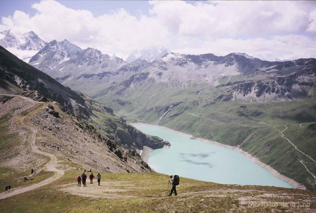 Bajando al Col de Sorebois, el Lac de Moiry a la derecha