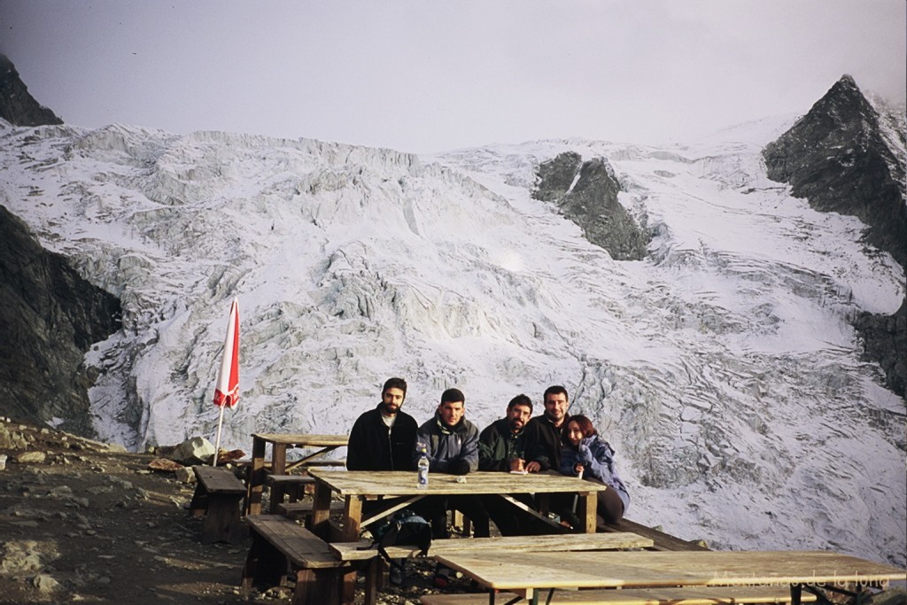 Terraza de la Cabaña de Moiry con el Glaciar de Moiry detrás