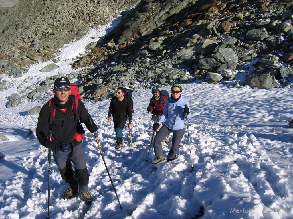 De izquierda a derecha: Quique, Joaquín, Jesús e Infi llegando al Col du Pigne