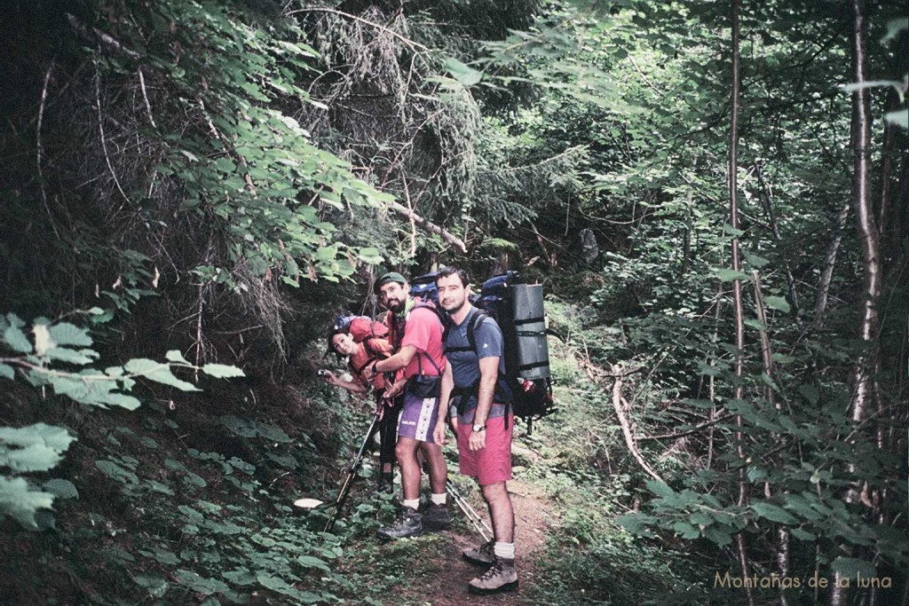 Bosques en las cercanías de Pinsec. Delante Joaquín, Jesús e Infi