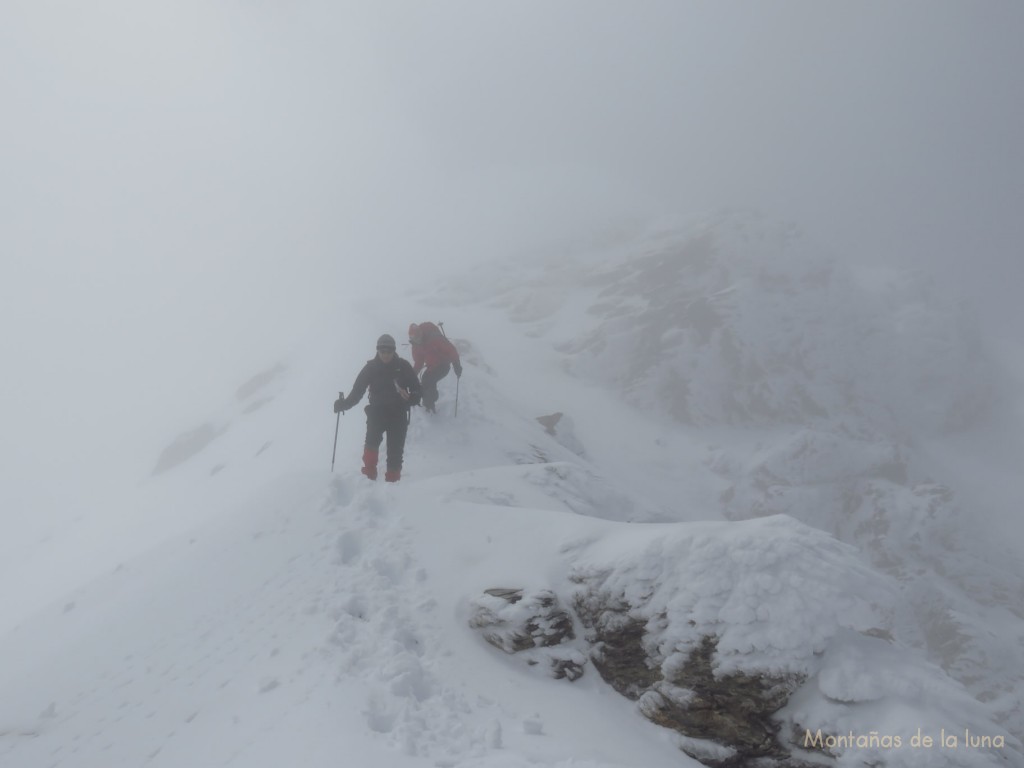 Bajando de la cima del Soum de Ramond por la cresta hacia el Monte Perdido