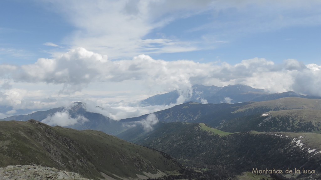 Desde la cima del Pic de La Dona, vista del Pirineo hacia el este con el Canigó al fondo