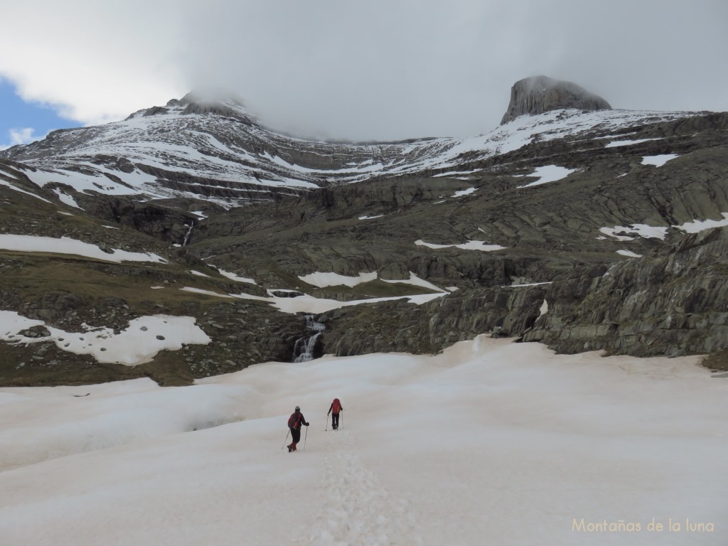 A la derecha la Torre de Góriz y a la izquierda Las Escaleras del Monte Perdido