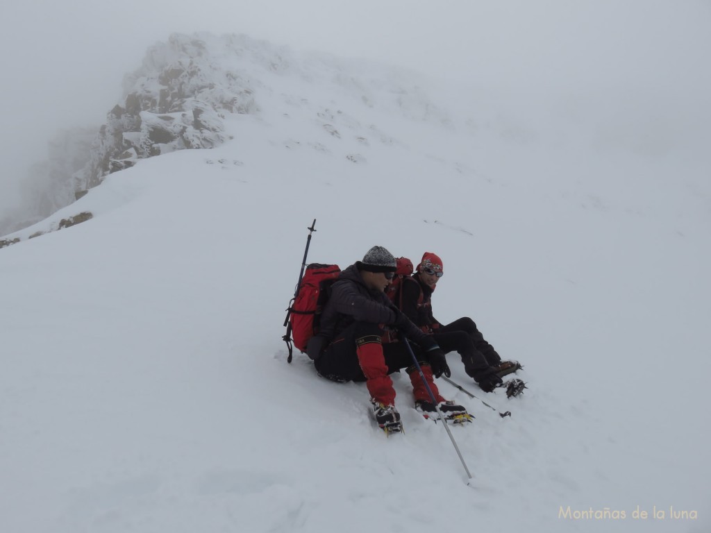 Antoni y Dani en la salida del corredor antes de emprender la ultima cresta hacia la cima del Soum de Ramond