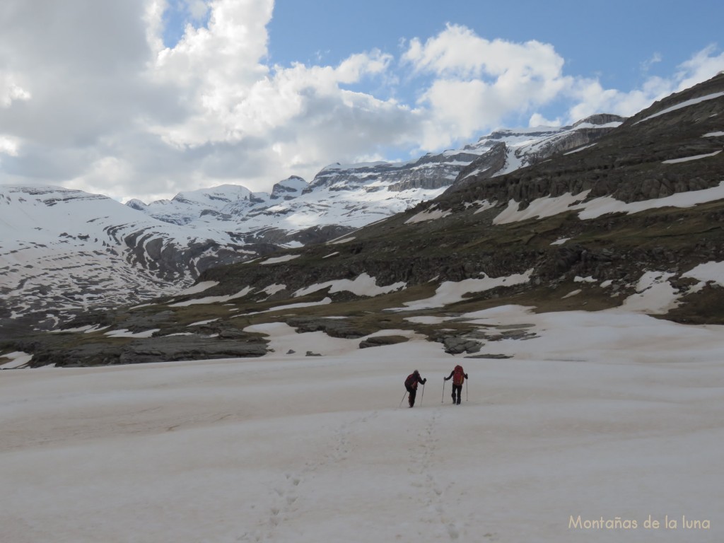 Bajando de la Collata Arrablo, camino del Refugio de Góriz, al fondo el Taillón y El Casco