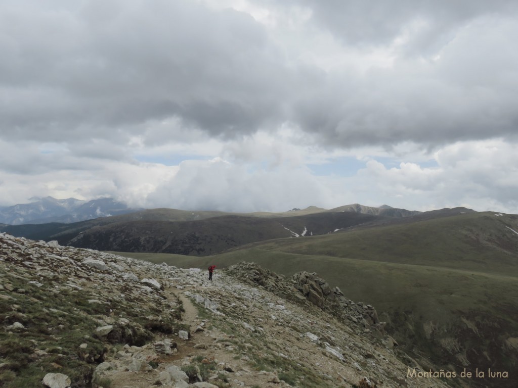 Bajando del Pic de La Dona a la Portella del Mentet, detrás la zona del Puig de La Llosa