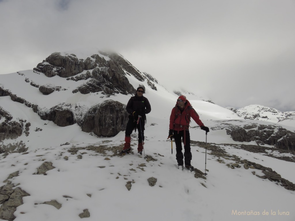 Dani y Antoni dejando el cubierto Soum de Ramond detrás