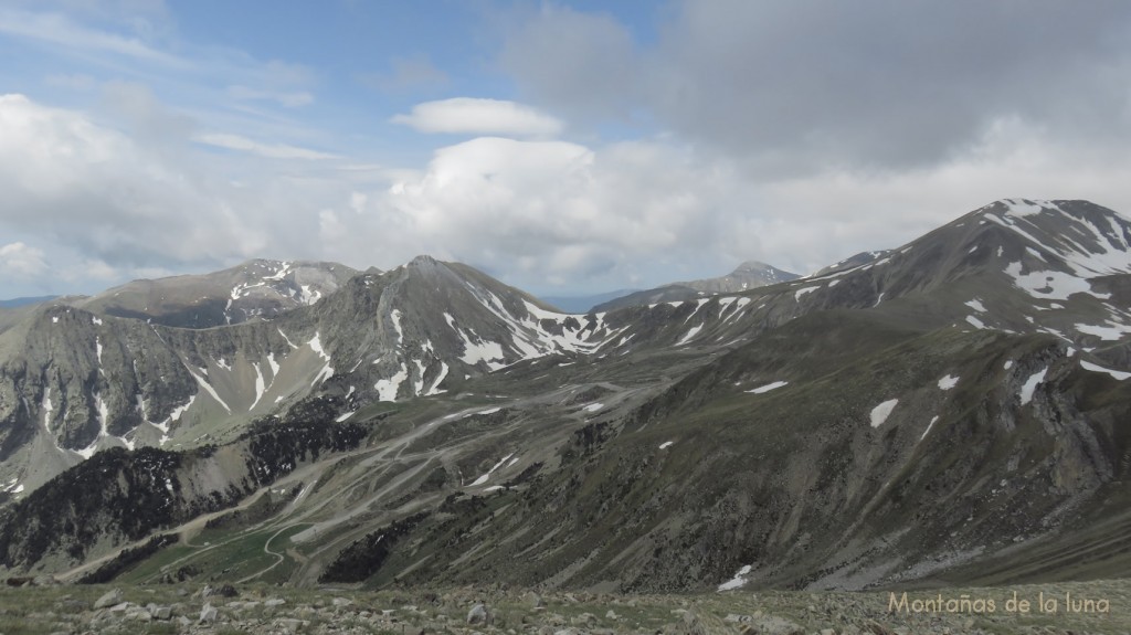 De derecha a izquierda: Bastiments, al fondo el Torreneules, Coll de La Marrana, Gra de Fajol, detrás Pastuira, y parte del Gra de Fajol Petit