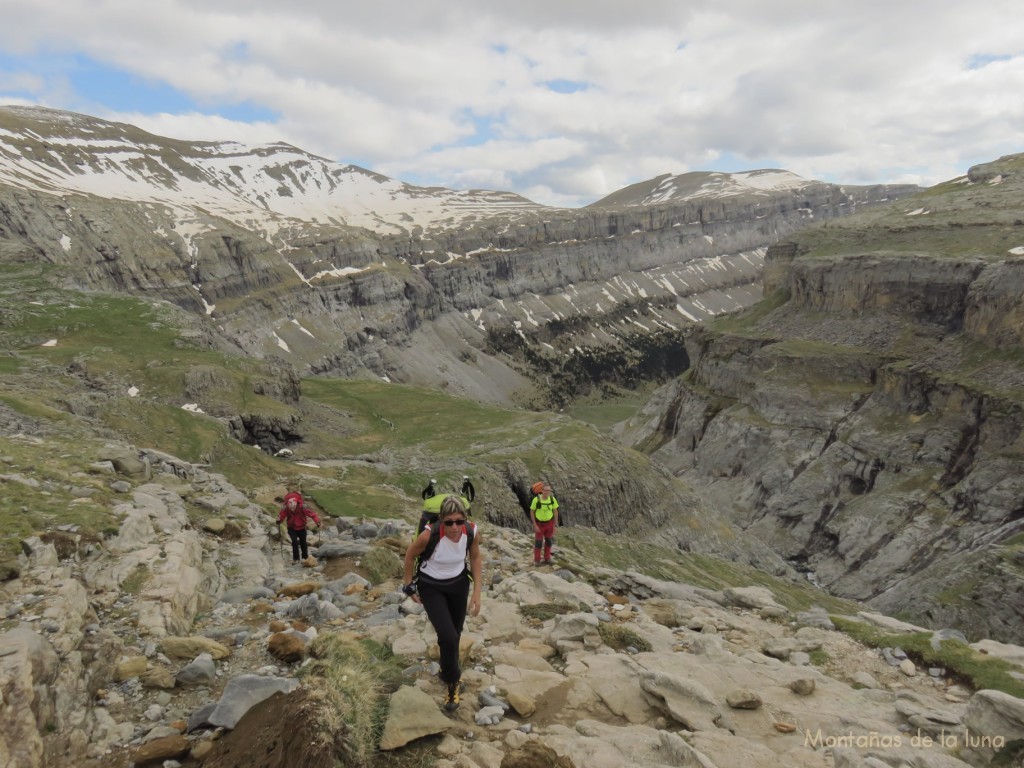 Delante Margalida camino del Refugio de Góriz, detrás el Valle de Ordesa