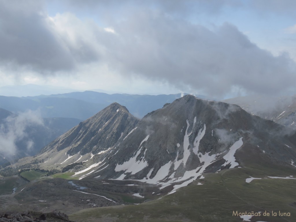 Desde la cima del Bastiments, el Gra de Fajol Petit y Gran con el Coll de La Marrana delante a la derecha