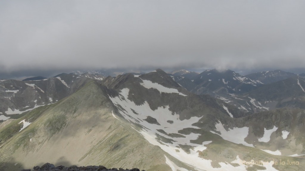 Desde la cima oeste del Bastiments, en el centro y delante Pic de Freser y Pic de l'Infern, a la derecha detrás el Pic de Noufonts