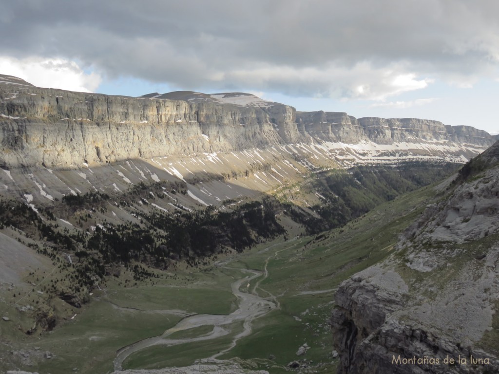 Llegando a la parte alta del Circo de Soaso, delante el Valle de Ordesa