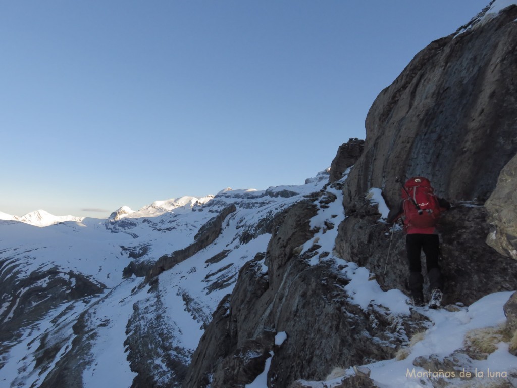 Primer paso junto al colladito en la ruta de Las Escaleras