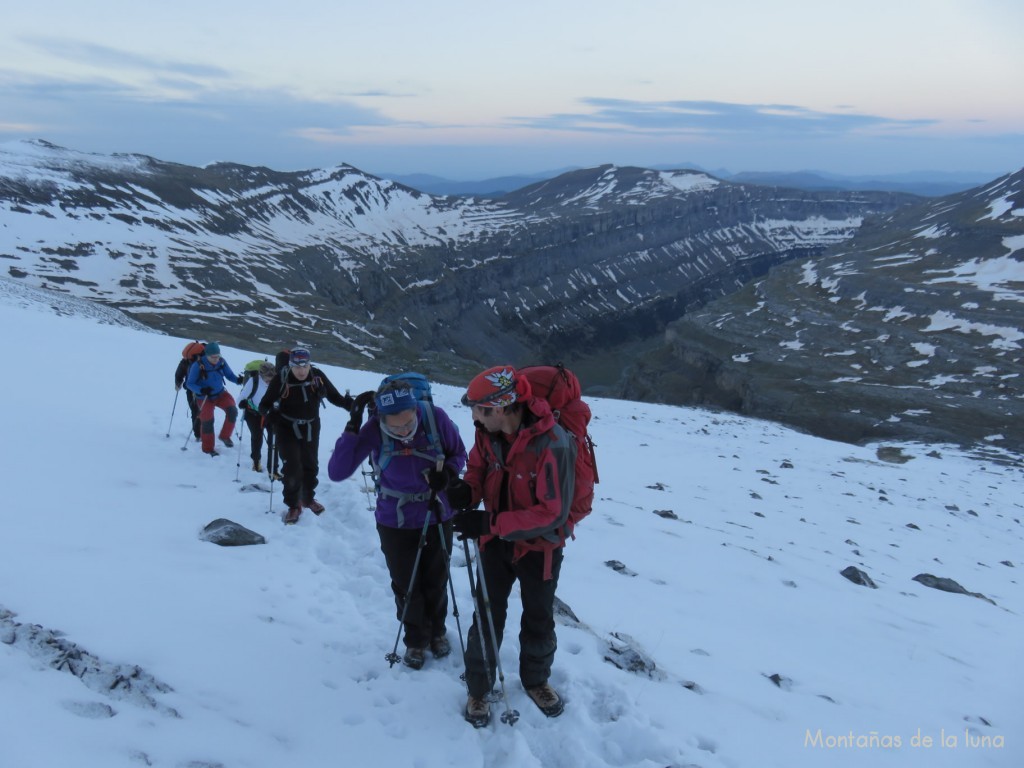 Salida hacia Las Escaleras de Monte Perdido, delante Elena y Antoni, detrás el Valle de Ordesa