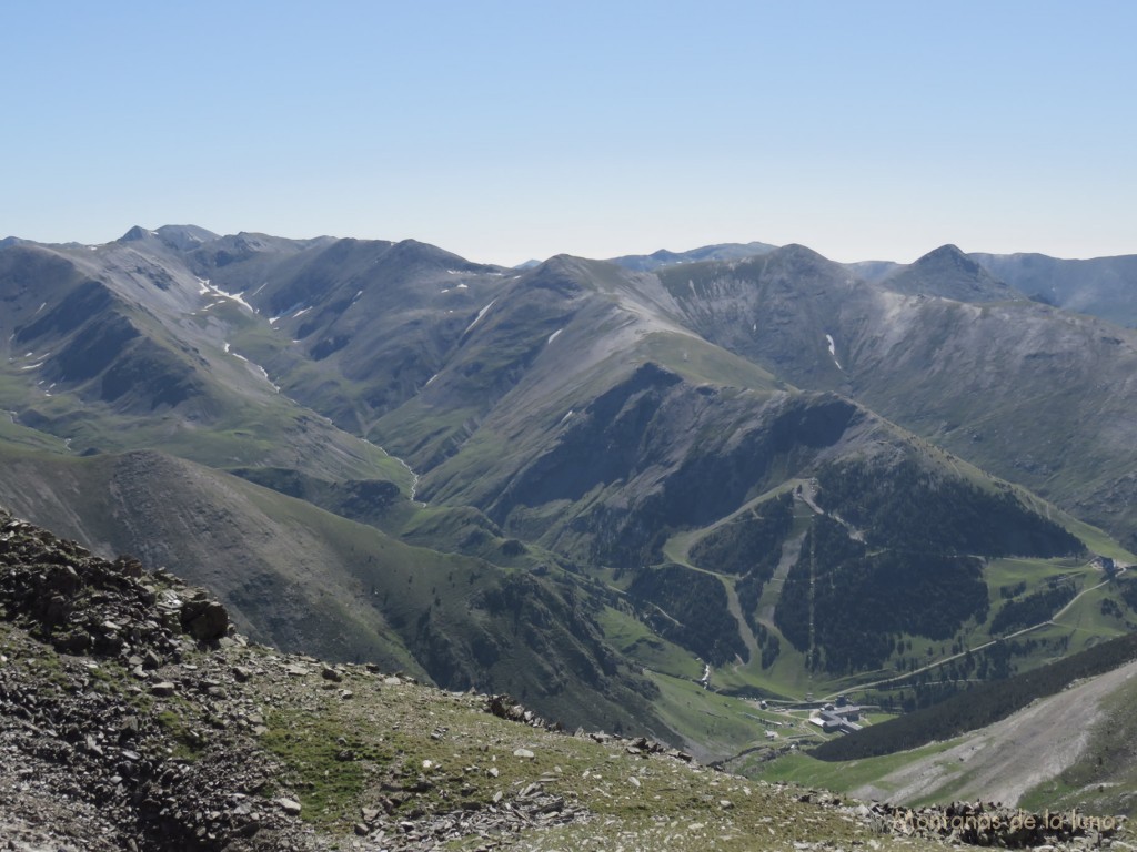 Abajo en el fondo el Santuario de Núria, al fondo izquierda el Bastiments, Serrat del Mig, Pic de Fontnegra en el centro, Torrenueles a la derecha y Cim de la Coma del Clot entre éste y el Pic de Fontnegra