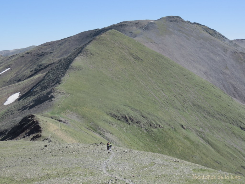 Bajando al Coll de Finestrelles, delante el Puig de La Coma de Finestrelles y el Pic de Finestrelles arriba