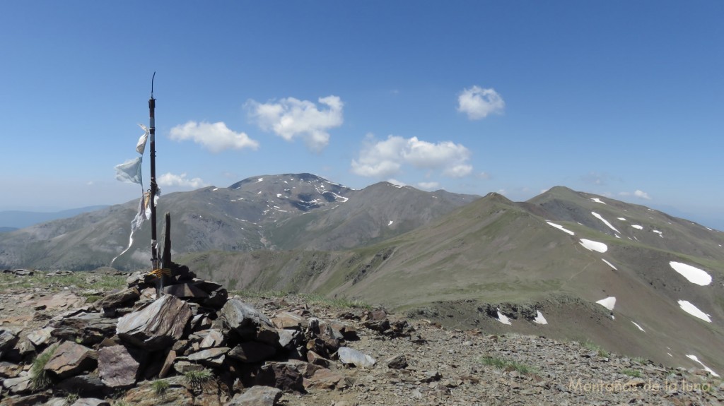 Cima del Pic d'Eina, 2.789 mts., al fondo de izquierda a derecha el Puigmal, Puigmal de Segre, Pic de Núria y Pic de Finestrelles. Abajo el Coll d'Eina